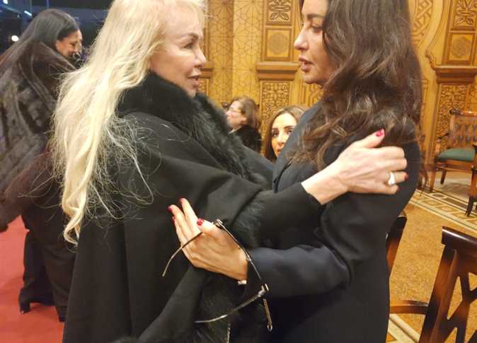 أنغام وكارول سماحة ونبيلة عبيد الأبرز... نجوم الفن يساندون لطيفة في عزاء والدتها بالقاهرة (صور)